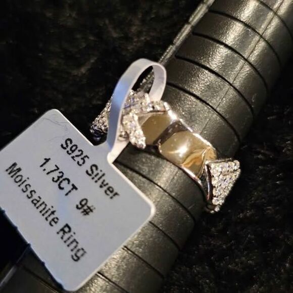 1.73CTW VVSD Moissanite Chevron Ring in 925 sterling silver. Size 9 - Picture 2 of 4